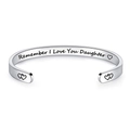 Dettaglio del messaggio inciso 'Remember I Love You Daughter' su bracciale rigido d'argento - Acciaio Figlia