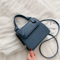 Borsa a mano blu scuro con motivo a coccodrillo, manico intrecciato e tracolla sottile - Blu