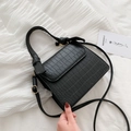 Borsa a mano nera con motivo a coccodrillo e manico annodato su tessuto plissettato bianco - Nero