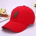 Klassische rote Baseballkappe mit braunem Lederpatch und verstellbarem 6-Panel-Design - Rot