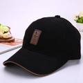 Klassische schwarze Baseballkappe mit braunem Lederpatch und stilvoller Paspelierung - Schwarz