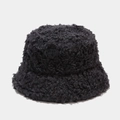 Nahaufnahme der lockigen Teddy-Fleece-Textur eines dunkelgrauen Winter-Anglerhutes - M / Dunkelgrau