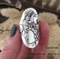 Dettaglio dell'anello vintage Capricorno con rilievo di ragazza e rubini rossi brillanti - US 5 / Capricorno