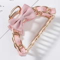 Détail de la pince à cheveux avec nœud rose, chaîne dorée et ruban en soie doux - Chaîne Nœud Rose