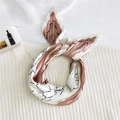 Foulard di seta a pieghe rosa e bianco con linee nere annodato a fiocco su maglione bianco - Rosa Linee Minimaliste