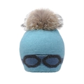Détail du bonnet en tricot bleu avec pompon en fausse fourrure et motif lunettes pailleté - Vert Pomme-Pompon Fourrure Raton Laveur