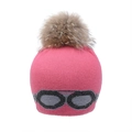 Détail d'un bonnet en tricot rose avec un grand pompon en fourrure et motif de lunettes - Rose Pêche-Pompon Fourrure Raton Laveur