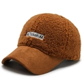 Braune Baseballkappe aus Lammwolle und Wildleder mit weißem Buchstaben-Patch - Braun