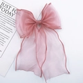 Eleganter rosa Organza-Schleifen-Haarschmuck mit lichtdurchlässiger Netzstruktur auf Weiß - Rosa