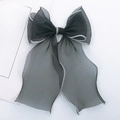 Detailansicht der eleganten schwarzen Organza-Schleife mit weißem Rollsaum-Design - Schwarz