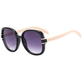 Occhiali da sole ovali oversize con lenti sfumate viola e stanghette rosa su sfondo bianco - Montatura Nera Aste Beige C03