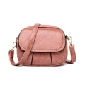 Sac à bandoulière rond rose à trois couches en cuir souple rétro et détails dorés - Rose
