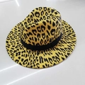 Sombrero fedora de lana con ala plana, estampado de leopardo y cinta negra decorativa - Talla única / Amarillo