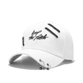 Weiße Baseballkappe mit Metallringen und schwarzer Stickerei auf schlicht Stickerei auf weißem Grund - Verstellbar / Weiß
