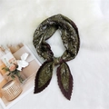 Foulard a pieghe verde oliva e marrone con motivi paisley etnici su sfondo in pelliccia - 70cm/Pieghettato / Farfalla Paisley Verde