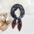 Elegante foulard plissettato con motivi paisley blu e marroni su ecopelliccia bianca - 70cm/Pieghettato / Farfalla Paisley Blu Marino