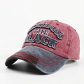 Detail der Vintage-Baseballkappe aus Denim mit BLACK-Stickerei und wellenförmigen Nähten - Verstellbar / Weinrot mit Navy Krempe