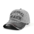 Détail de la casquette vintage en coton délavé avec broderie et surpiqûres blanches contrastées - Réglable / Gris Clair avec Bord Noir