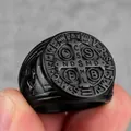 Anello da uomo in acciaio inossidabile nero opaco con medaglia di San Benedetto e croce - US 7 / Nero