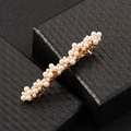 Detailansicht der eleganten Perlen-Haarklammer mit Goldfinish auf edler schwarzer Box - Federclips / Gold Perle Haarclip