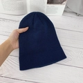 Minimalistische dunkelblaue Strickmütze für den Winter auf texturiertem Hintergrund - Hohe Elastizität / Marineblau