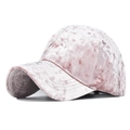 Dettaglio del cappellino da baseball in ciniglia rosa con texture vellutata e visiera curva - Ciniglia Rosa