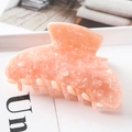 Detailopname van een grote haarklem van perzikroze acetaat met glanzend marmereffect - Large Yuanbao Claw Clip / Peach Pink Marble (S139-4)