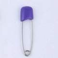 Épingle de sûreté violette pour bébé avec corps en métal argenté sur fond blanc - Petit / Violet