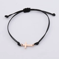 Vista macro de pulsera trenzada negra ajustable con colgante de cruz en oro rosa - Oro Rosa (MP038)