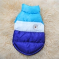Vue détaillée du gilet d'hiver pour chien à blocs de couleurs avec emblème brodé - XL / Rembourré Bleu