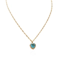Dettaglio collana a catena dorata con pendente a cuore blu e contorno di piccoli diamanti - Blu scuro