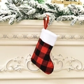 Chaussette de Noël à carreaux rouges et noirs avec revers en peluche blanche sur cheminée - Petite Chaussette à Carreaux Rouge et Noir