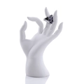 Présentoir de bijoux main blanche avec une bague en pierres précieuses violettes - Main OK / Blanc