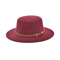 Dettaglio di fedora bordeaux a tesa piatta con cinturino in pelle e fibbia in metallo - M (56-58cm) / Borgogna