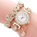 Dettaglio dell'orologio da polso LOVE dorato con strass brillanti sulla mano - Oro (QS2512-017-02)