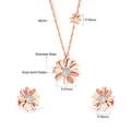 Detailansicht des roségoldenen Gänseblümchen-Schmucksets mit Halskette und Ohrringen - Roségold Weißer Strass (SE249501R)