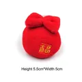 Vue détaillée d'une breloque en peluche rouge avec broderie dorée et nœud élégant - Sac de Fortune B