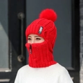 Détail du bonnet d'hiver en tricot rouge avec pompon en fourrure et masque zippé réglable - M (56-58cm) / Rouge