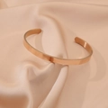 Minimalistische open roestvrijstalen armband in roségoud op elegante champagne zijde - Roségoud
