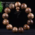 Gros plan détaillé de perles en bois d'agar du Vietnam montrant le grain naturel - Style à Petit Trou / 18mm*13 Perles