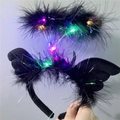 Nahaufnahme von schwarzem Feder Stirnband mit leuchtenden bunten LED Lichtern für Partys - Schwarz mit bunten Lichtern