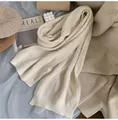 Detailaufnahme des cremeweißen Grobstrickschals mit klassischem vertikalem Rippmuster - Gebrochenes Weiß