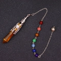 Nahaufnahme von Tigerauge-Pendel mit verzierter Silberhalterung und sieben Chakra-Perlen - Tigerauge Mit Chakra-Kette