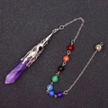 Detailansicht eines lila Kristallpendels mit silbernen Filigranen und Chakra-Perlen - Amethyst Mit 7 Perlenkette