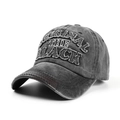 Détail macro d'une casquette en denim délavé avec broderie BLACK 3D effet usé - Réglable / Gris Foncé