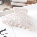 Gedetailleerde weergave van de crèmekleurige acetaat haarklem met parelmoeren textuur - Large Yuanbao Claw Clip / Pearlescent Milky White (S139-1)