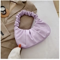Detalle del bolso de nube plisado lila con textura suave y asa superior elegante - Morado