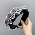Detailansicht eines grauen Strickstirnbands mit weißen Perlen und Wellenrand-Design - Grau
