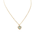Vista dettagliata di una catena dorata con un pendente a cuore in zircone azzurro - Azzurro