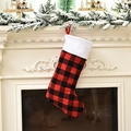 Détail d'une chaussette de Noël à carreaux rouges et noirs avec revers en peluche blanche - Grande Chaussette à Carreaux Rouge et Noir